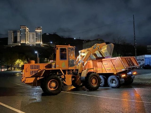 Во Владивостоке ночью вывезли наносы грунта с 14 улиц после ливня Во Владивостоке ночью вывезли наносы грунта с 14 улиц после ливня - Vladnews.ru - Новости Владивосток и Дальнего Востока, 14.10.2026