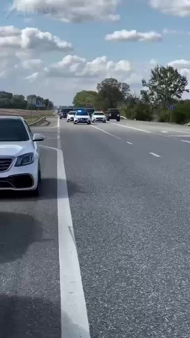 Вот такой свадебный кортеж из люксовых автомобилей за несколько миллиардов рублей прокатился по Чечне Вот такой свадебный кортеж из люксовых автомобилей за несколько миллиардов рублей прокатился по Чечне - Privet-Rostov.ru, 17.09.2025