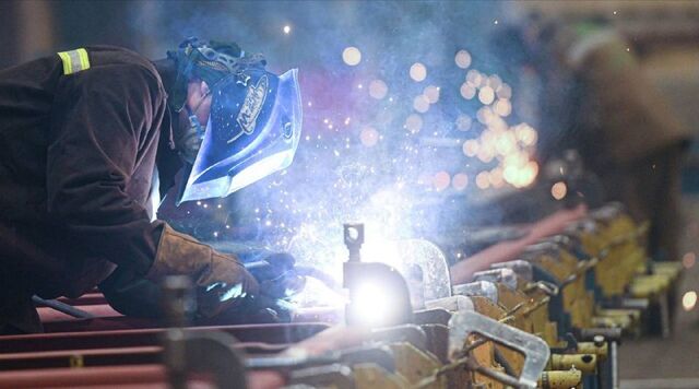 Заработная плата главного инженера. Зарплата на заводе. Оплата труда производственных рабочих. Много работаешь зарплата меньше. Зарплата рабочего на заводе.