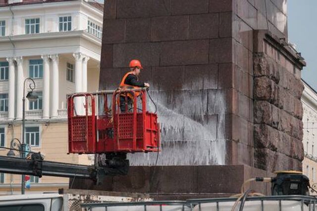 Памятники во Владивостоке начали мыть к череде праздников - ВОСТОК-МЕДИА | Владивосток и ДФО, 27.04.2024