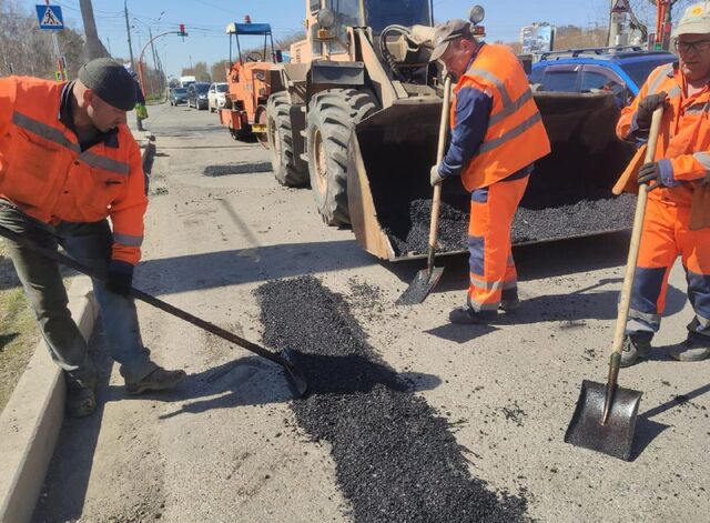 МБУ «Автодорстрой» продолжает локальный ремонт дорог - Барнаул, 27.04.2024