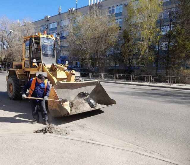 В Барнауле дорожная служба продолжает красить остановки и ограждения вдоль дорог и тротуаров - Барнаул, 07.05.2024