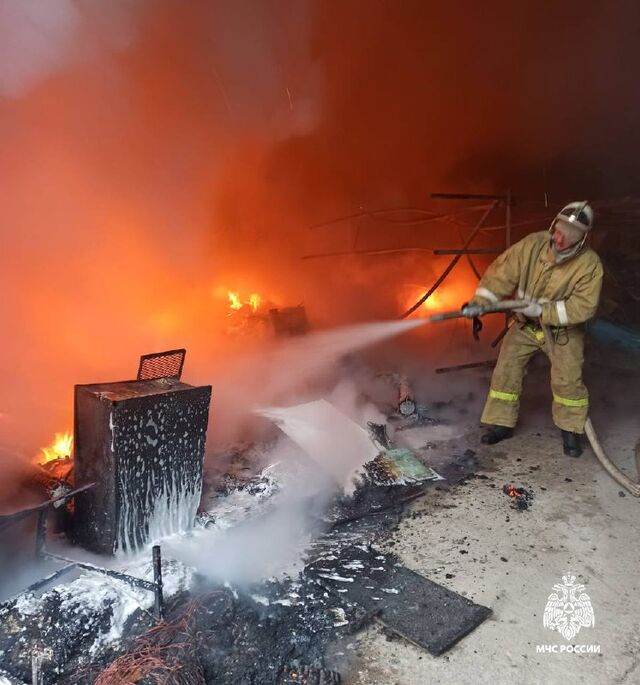 На Русском острове сгорел ангар с прокатом сапов - PrimaMedia.Приморье, 05.06.2024