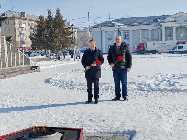 Губернатор Алтайского края возложил цветы к мемориальному комплексу в Новоалтайске - Катунь 24 — новости Барнаула и Алтайского края, 13.03.2025