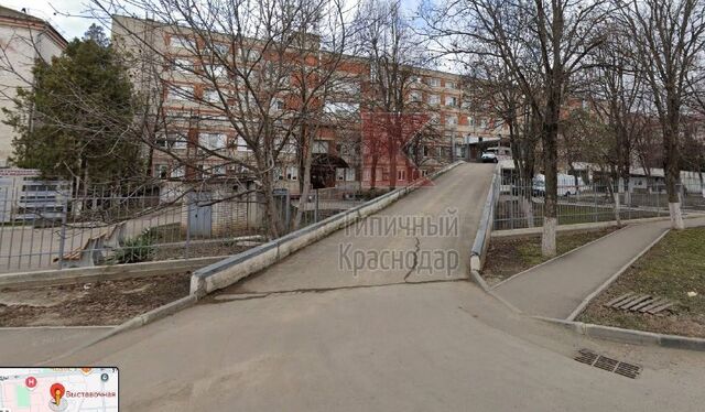 Перекрыли проезд автомобилю скорой помощи два водителя, припарковавшиеся прямо внизу рампы, ведущей из реанимации БСМП‍ - Типичный Краснодар, 16.05.2025