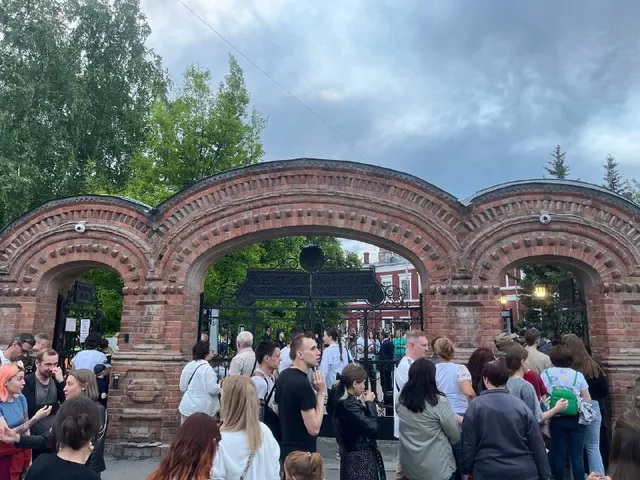 Многолюдно сейчас и возле Музея культуры Алтая Многолюдно сейчас и возле Музея культуры Алтая - Катунь 24 — новости Барнаула и Алтайского края, 17.05.2025