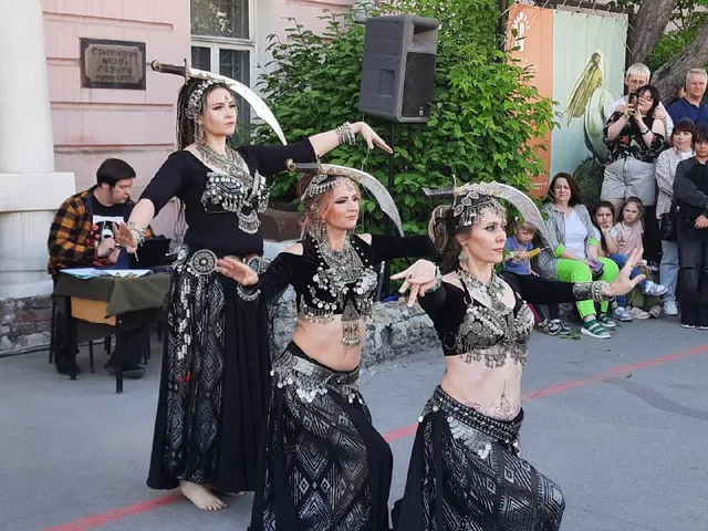 Вот такие выступления проходят сейчас на открытой площадке Алтайского государственного краеведческого музея в рамках Всероссийской акции «Ночь музеев — 2025». Вот такие выступления проходят сейчас на открытой площадке Алтайского государственного краеведческого музея в рамках Всероссийской акции «Ночь музеев — 2025». - Вечерний Барнаул, 17.05.2025