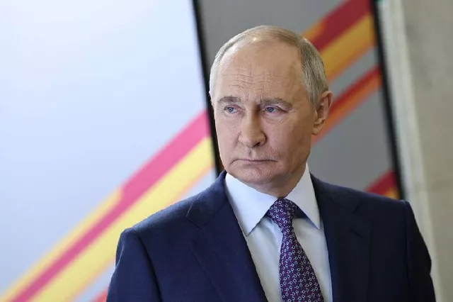 Путин поддержал идею создать в России национальный научный центр по продвижению русского языка в мире. Путин поддержал идею создать в России национальный научный центр по продвижению русского языка в мире. - NewsKhv, 05.06.2025
