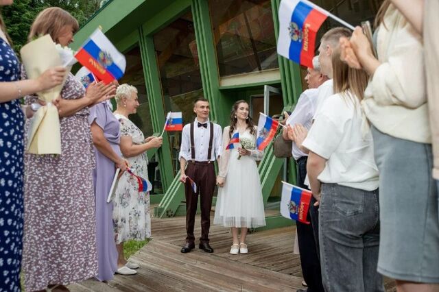 Молодожены зарегистрировали брак в планетарии парка «Швейцария» - "Время Н". Новости. Нижний Новгород и область., 10.06.2025