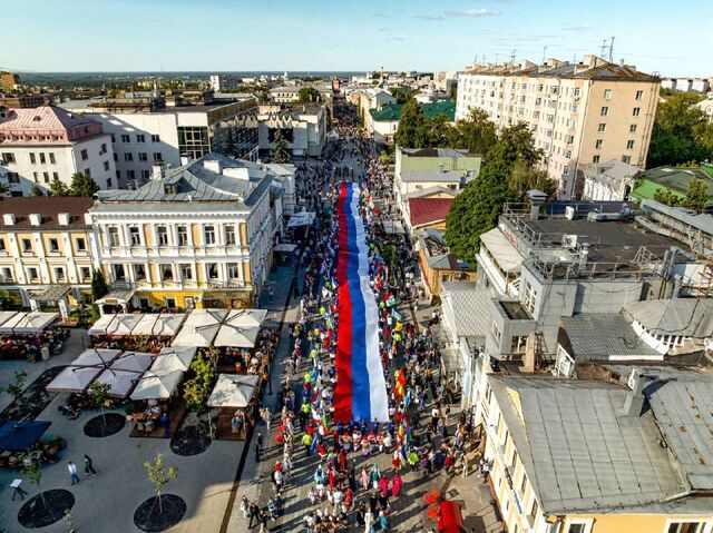 Завтра страна отмечает День России! Не знаете, куда пойти? Ловите программу мероприятий. Завтра страна отмечает День России! Не знаете, куда пойти? Ловите программу мероприятий. - Нижний №1, 11.06.2025