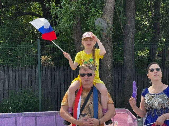 12 июня в Парке Маяковского прошел бесплатный фестиваль «Блогеры России», на котором бесплатно выступили Dilara, Аня Покров, Hype House, Andro, Nancy & Sidorov. Подростки встретились с артистами, получили автографы, посетили лекции и мастер-классы. Рассказываем и показываем, как прошел праздник. 12 июня в Парке Маяковского прошел бесплатный фестиваль «Блогеры России», на котором бесплатно выступили Dilara, Аня Покров, Hype House, Andro, Nancy & Sidorov. Подростки встретились с артистами, получили автографы, посетили лекции и мастер-классы. Рассказываем и показываем, как прошел праздник. - E1.RU | Новости Екатеринбурга, 12.06.2025