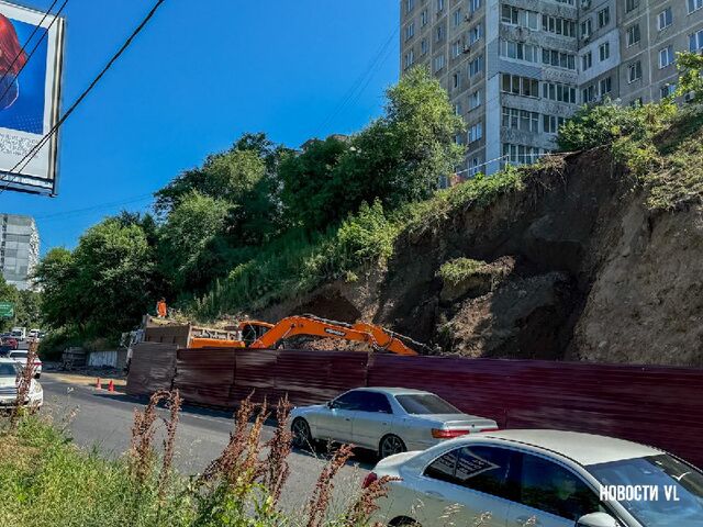 Во время ремонта подпорной стены на Аллилуева, которая стояла под наклоном 40 лет, осыпалась часть косогора Во время ремонта подпорной стены на Аллилуева, которая стояла под наклоном 40 лет, осыпалась часть косогора - Newsvlru, 09.07.2025