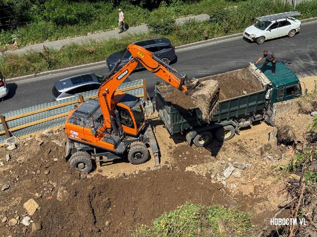 Как сообщили в МЦУ Владивостока, обвал произошёл из-за течи неизвестного происхождения. В ближайшее время здесь состоится межведомственное выездное совещание. Ситуация находится на контроле у оперативных служб города. Как сообщили в МЦУ Владивостока, обвал произошёл из-за течи неизвестного происхождения. В ближайшее время здесь состоится межведомственное выездное совещание. Ситуация находится на контроле у оперативных служб города. - Newsvlru, 09.07.2025