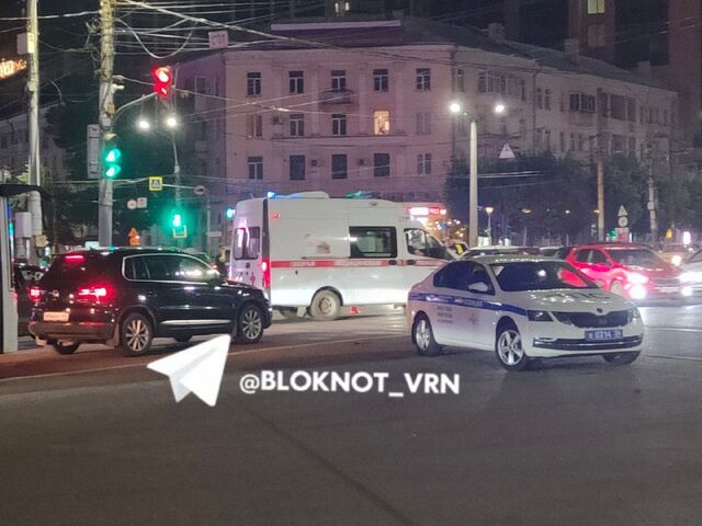 Также к месту жёсткой аварии приехала "скорая" - Блокнот Воронеж, 12.07.2025