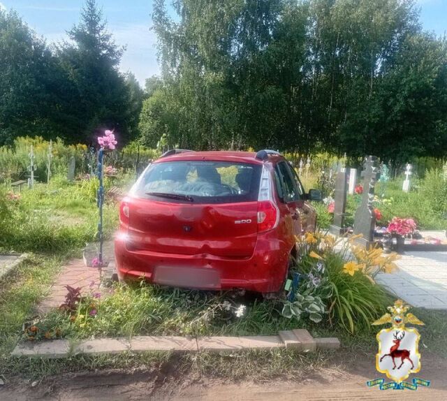 В Городецком районе 34-летняя женщина припарковала свою машину прямо на могиле - ЧП Нижний Новгород и Нижегородская область, 25.07.2025