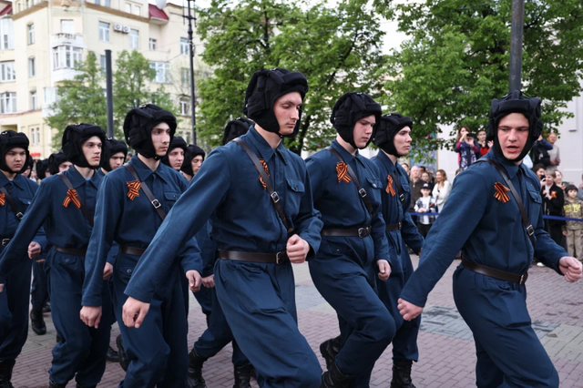 В Челябинске воссоздали легендарную отправку уральских добровольцев на фронт - Вечерний Челябинск, 09.05.2025