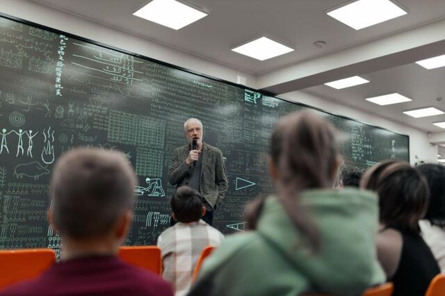 Физик РАН рассказал челябинцам о загадках черных дыр - Вечерний Челябинск, 16.09.2025