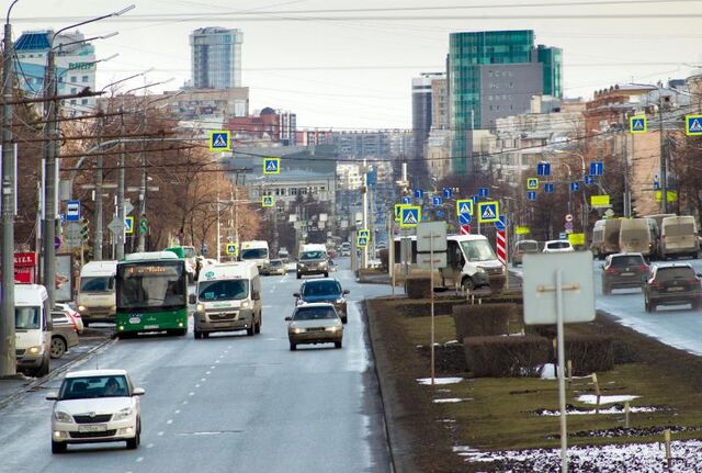 Разбитый асфальт возле люков отремонтируют по требованию мэра Челябинска - Вечерний Челябинск, 23.03.2026