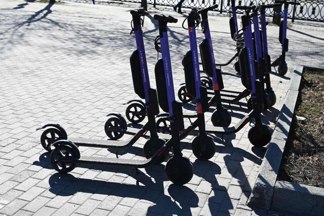 Жители Челябинска отправили 500 жалоб на брошенные самокаты через чат-бот - Вечерний Челябинск, 28.04.2026