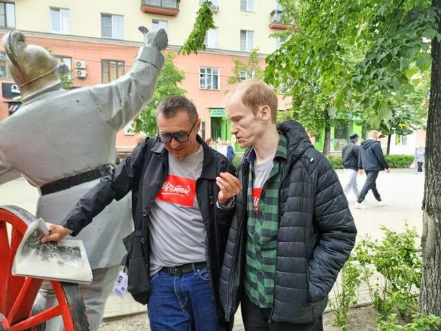 Географ и слабовидящий комик запустили пеший стендап по Челябинску - Вечерний Челябинск, 04.06.2026