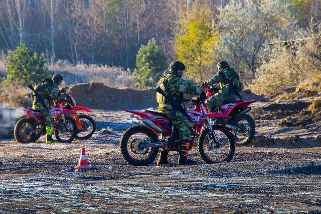 В Челябинске школьников научили гонять по мототрассе с автоматами - Вечерний Челябинск, 23.10.2026