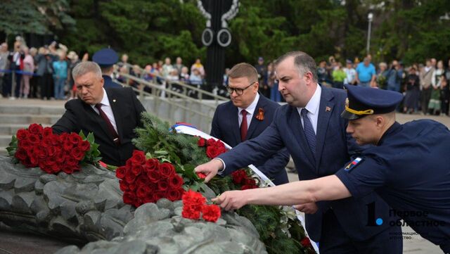 Челябинцы возложили цветы к Вечному Огню на Аллее Славы Челябинцы возложили цветы к Вечному Огню на Аллее Славы - Телекомпания ОТВ. Челябинское областное телевидение, 22.06.2025