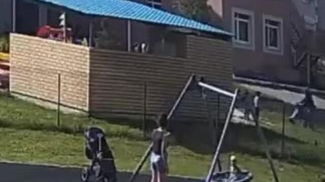 В Челябинске воспитатель детского сада бросила ребенка на землю В Челябинске воспитатель детского сада бросила ребенка на землю - Телекомпания ОТВ. Челябинское областное телевидение, 31.08.2025