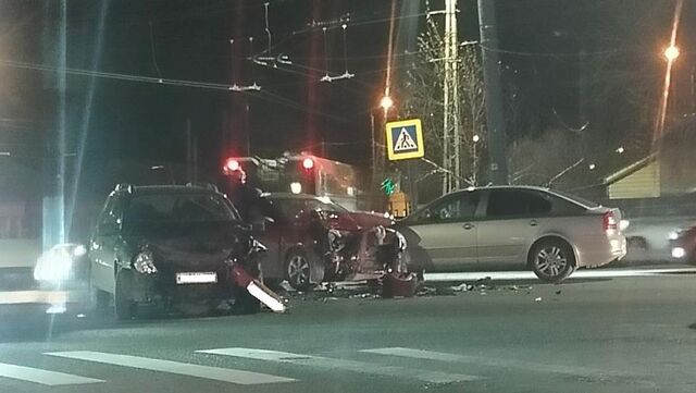 Водитель и три пассажира Lada пострадали в ДТП в Челябинске - Телекомпания ОТВ. Челябинское областное телевидение, 08.11.2025