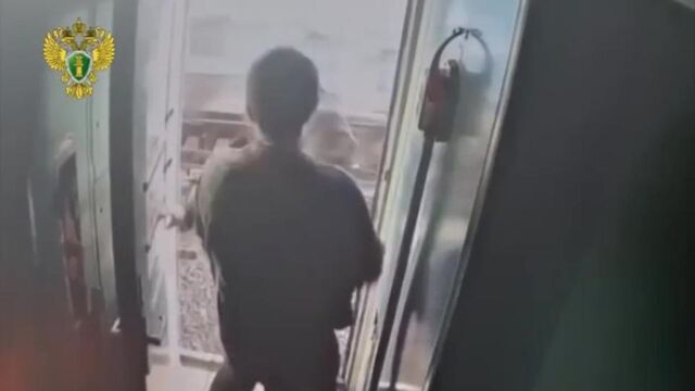 Пассажир вытолкнул проводницу из поезда Челябинск — Санкт-Петербург - Телекомпания ОТВ. Челябинское областное телевидение, 05.04.2026