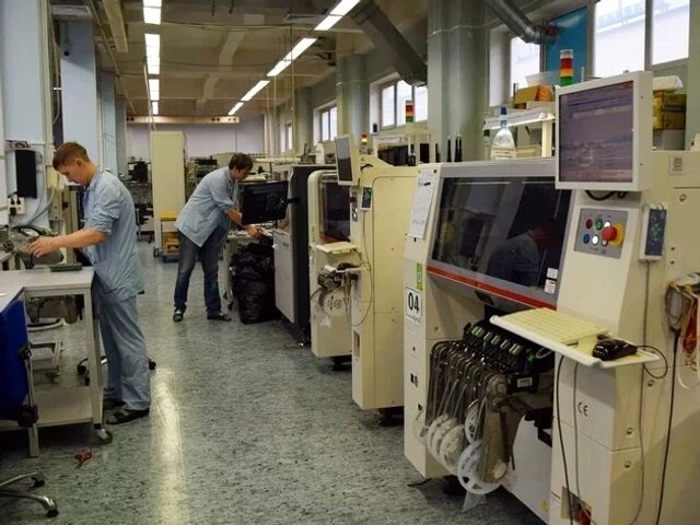 За январь–апрель 2026 г. среднее зарплатное предложение для специалистов с опытом от трех лет в УрФО достигло 71 399 руб. в месяц. При этом, как отмечают в Авито Работе, ожидания соискателей оказались скромнее — всего 66 810 руб. в месяц. (https://www.dk.ru/news/237242209) - Деловой квартал — Екатеринбург, 27.05.2026