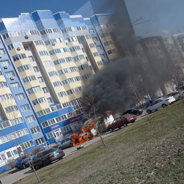 В Барнауле на улице Малахова сегодня вечером сгорел микроавтобус. Еще три автомобиля пострадали от огня. - Алтапресс, 26.04.2024
