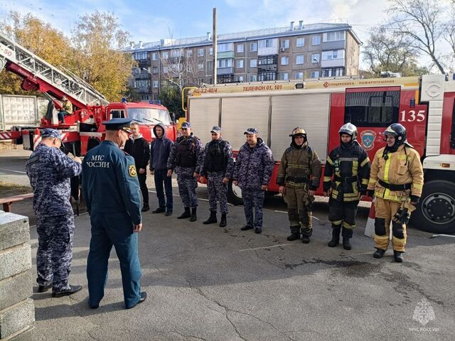 Алтайские спасатели и Росгвардия провели учения в многоэтажке - ТОЛК, 05.10.2025