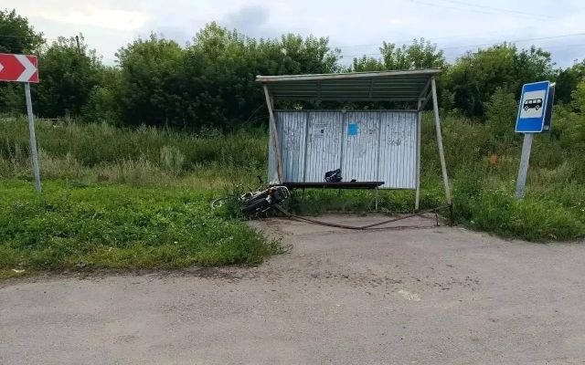 Под Воронежем в результате ДТП погиб 46-летний водитель мопеда, который вылетел с дороги на обочину, после чего врезался в автобусную остановку. - Обозреватель.Врн, 29.07.2026