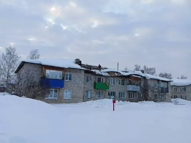 Скопившийся снег стал причиной частичного обрушения крыши жилого дома в Башкирии - Новости Уфы и Республики Башкортостан - UfaTime.ru, 14.03.2026