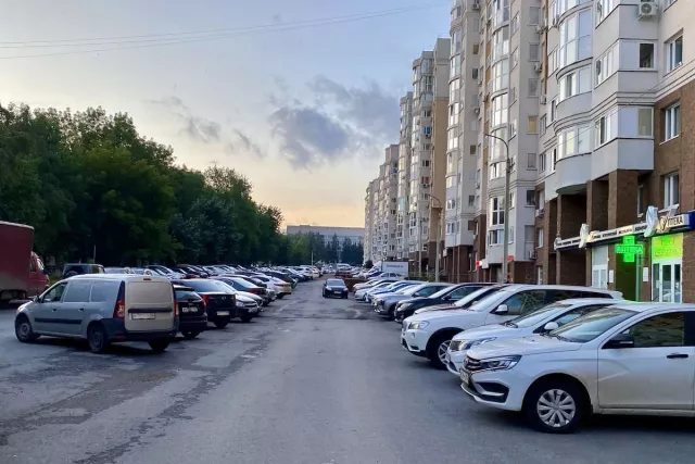 Превратились в парковку для всех – как уфимские дворы стали «проездными» - Новости Уфы и Республики Башкортостан - UfaTime.ru, 03.06.2026