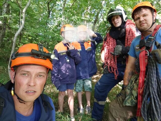 В Новороссийске спасатели помогли двоим детям сойти с опасного склона - Yug-24.ru - Главные новости Краснодара и Краснодарского края, 23.06.2025