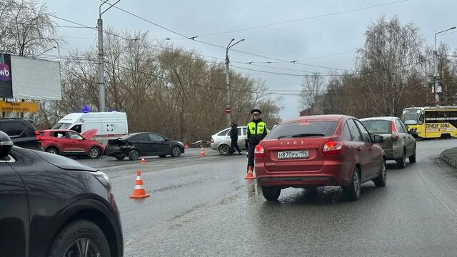 В Тагиле произошло ДТП у Горсовета — на место происшествия приехали скорая и МЧС - Новости Нижнего Тагила и Свердловской области - TagilCity, 26.04.2025