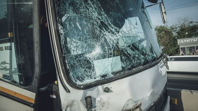 Пассажирский автобус влетел в придорожное кафе во Владивостоке - Восток-Медиа, 27.04.2025