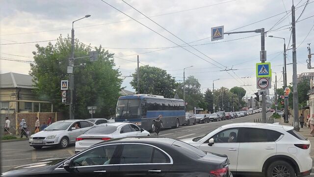 В Краснодаре на Тургеневском мосту и подъездах к нему собрались огромные пробки - kubanpress.ru, 07.05.2025