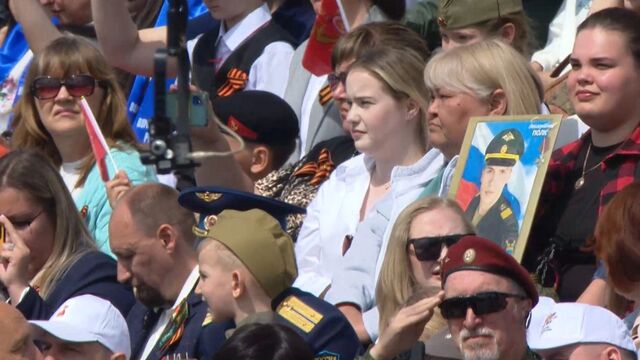 Сотни людей собрались на параде Победы в Ростове-на-Дону на Театральной площади - RostovGazeta, 09.05.2025