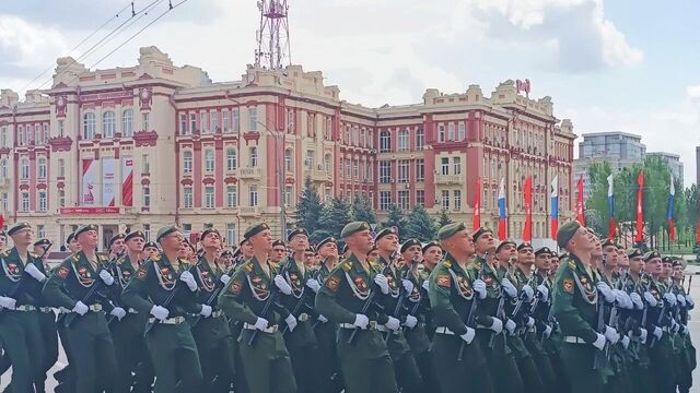 От марша к пробкам и толкотне: чем запомнился парад в Ростове-на-Дону - RostovGazeta, 09.05.2025
