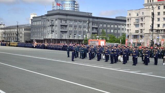 Военные прошли торжественным маршем по центру Челябинска - Новости Челябинска и Челябинской области - Курс Дела, 09.05.2025