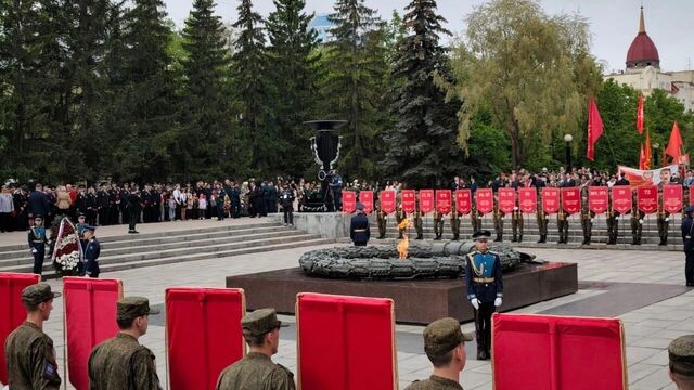 Челябинцы возложили цветы к Вечному огню в День Победы - Новости Челябинска и Челябинской области - Курс Дела, 09.05.2025