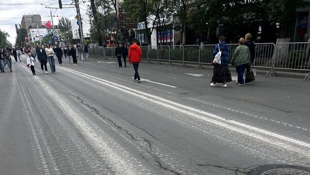 Военная техника оставила следы на дорогах в Ростове - RostovGazeta, 09.05.2025