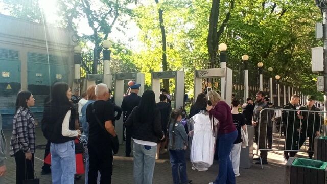 После парада Победы ростовчане устроили давку на выходе из парка Революции - RostovGazeta, 09.05.2025