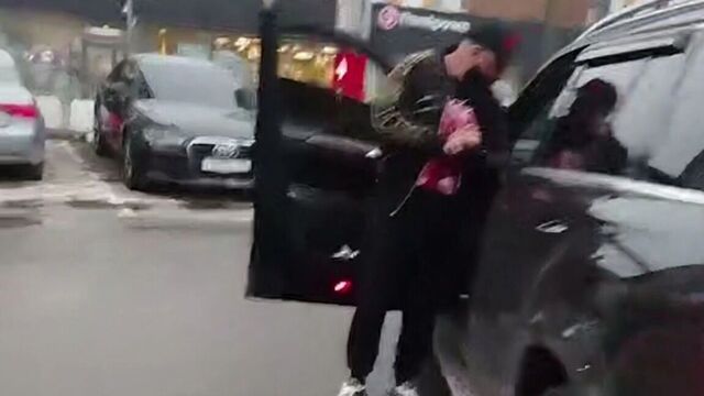 В Екатеринбурге бородатый мужчина на Mercedes напал на девушку-курьера - Новости Нижнего Тагила и Свердловской области - TagilCity, 10.05.2025