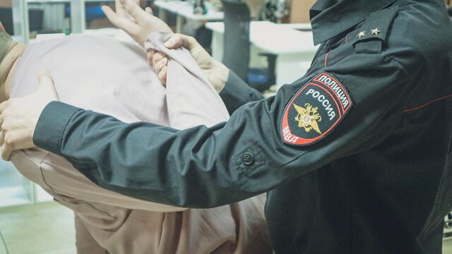 Полиция Владивостока задержала подозрительного человека с ножом - Восток-Медиа, 17.05.2025