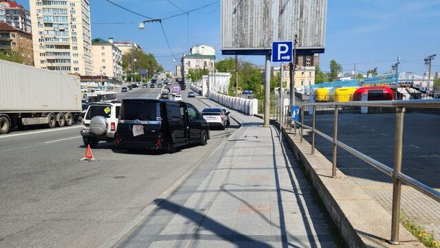Неудобная авария перекрыла полосу на важной улице во Владивостоке — фото - Восток-Медиа, 19.05.2025
