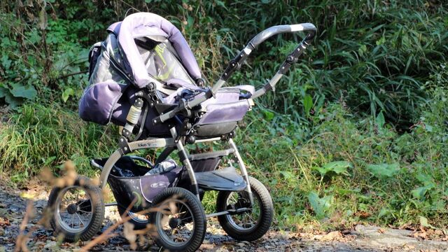 Мужчина с коляской создал опасную ситуацию на дороге в городе - Восток-Медиа, 19.05.2025