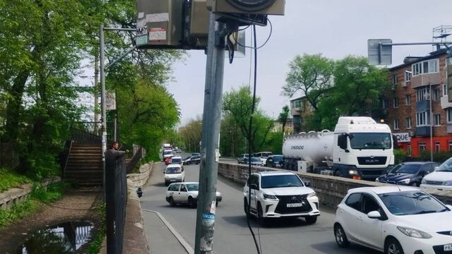 Грузовик обесточил светофор на пересечении загруженных улиц во Владивостоке - Восток-Медиа, 20.05.2025
